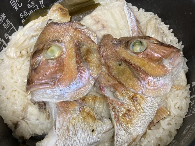 鯛のアラで鯛めしに_友栄水産