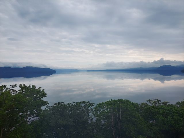 8階の大きな窓から朝靄の屈斜路湖。水墨画のよう。絵画はホテルごとブラジリエ。お庭も素敵です_屈斜路プリンスホテル