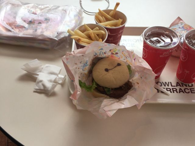 ベイマックスのハンバーガーは見た目も可愛いし、味も美味しかったです。_トゥモローランド テラス