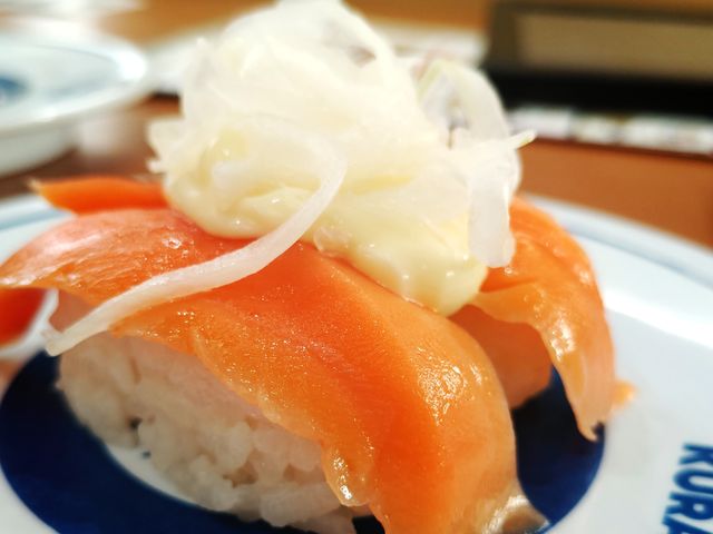 ネギサーモン握り寿司。マヨネーズがよく合いますな!_無添・くら寿司・草加谷塚店