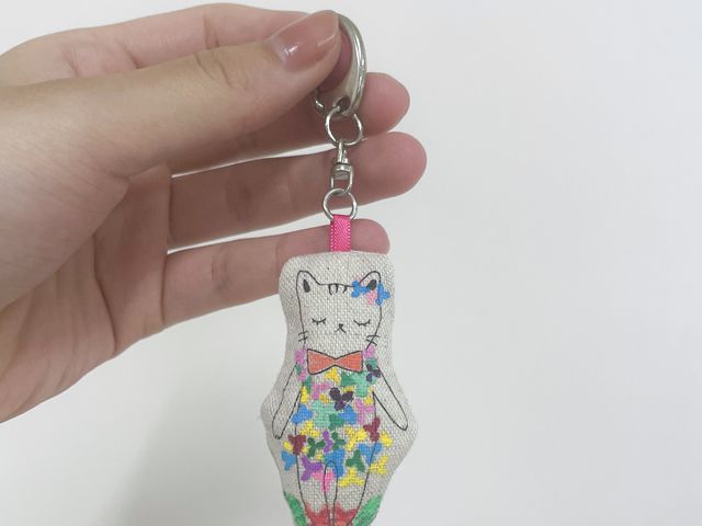 ねこのぬいぐるみキーホルダー^._.^
色んな種類の色のペンがあったので、カラフルにしてみました!_あめかんむり