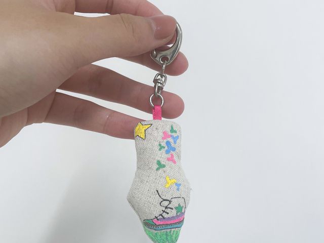ねこのぬいぐるみキーホルダー、裏側
スニーカーのイラストが可愛くて選びました!_あめかんむり