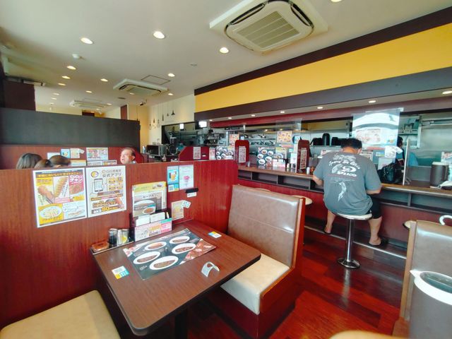 カウンター席とテーブル席_カレーハウスCOCO壱番屋三郷彦成店