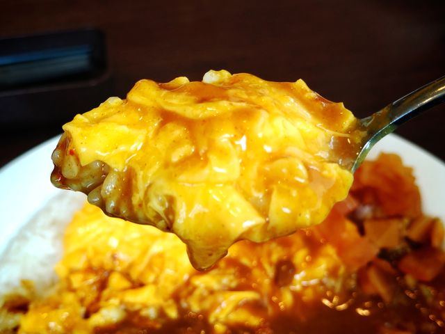 スクランブルエッグカレーをスプーンで持ち上げてパクり!_カレーハウスCoCo壱番屋中央区人形町店