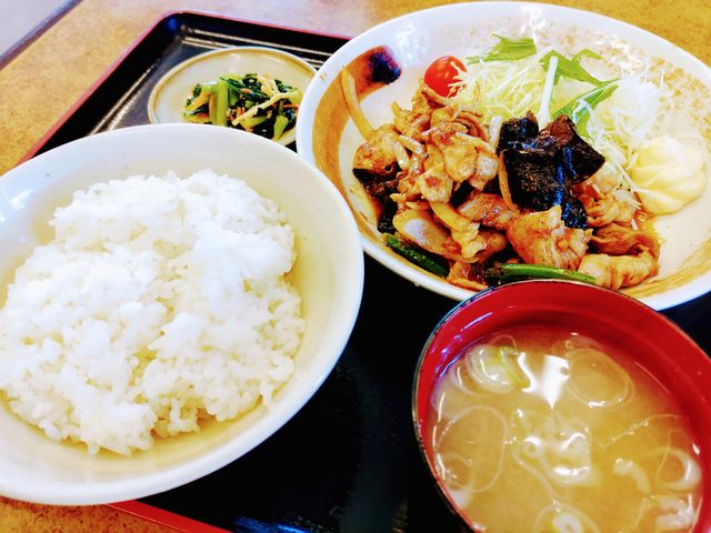 豚肉のニンニク炒め、白飯と味噌汁のスタミナ定食。_山田うどん 新栄町店