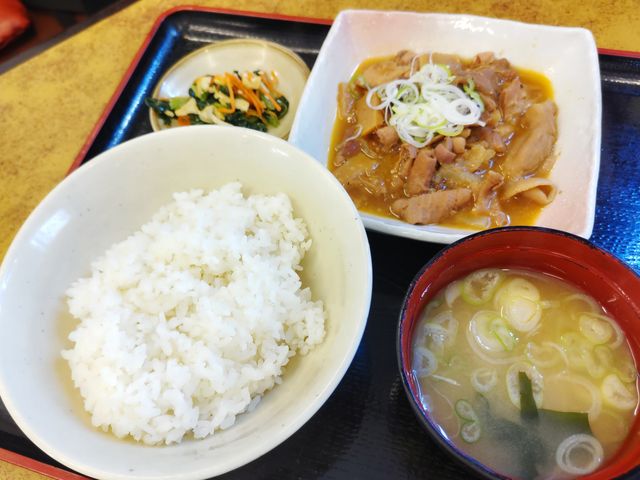 人気のもつ煮込みと味噌汁と白飯のパンチ定食。_山田うどん 新栄町店