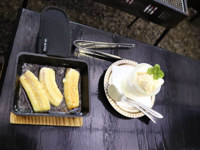 デザートの焼きバナナ&バニラアイスです。マシュマロも食べましたが、どちらも作る工程から楽しめます。_ペンション&レストラン グリーンアベニュー
