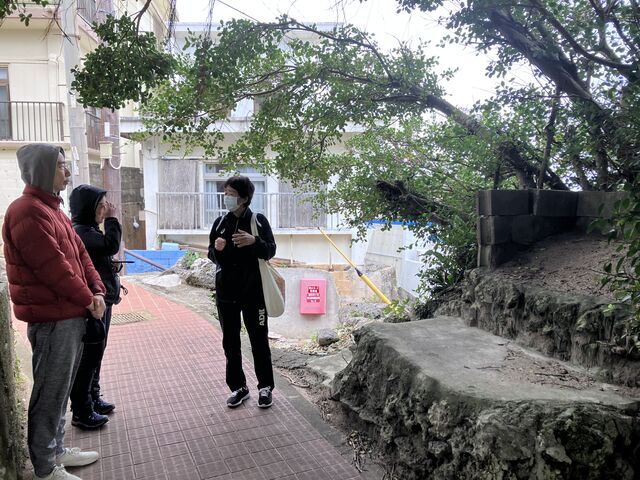 御嶽ウタキと呼ばれている神聖な場所の説明をしてもらっています。_宮古島ひとときさんぽ