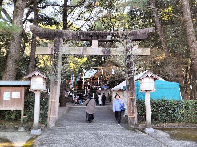 石段を上がる参道と右手にはスロープの参道があります。_住吉神社