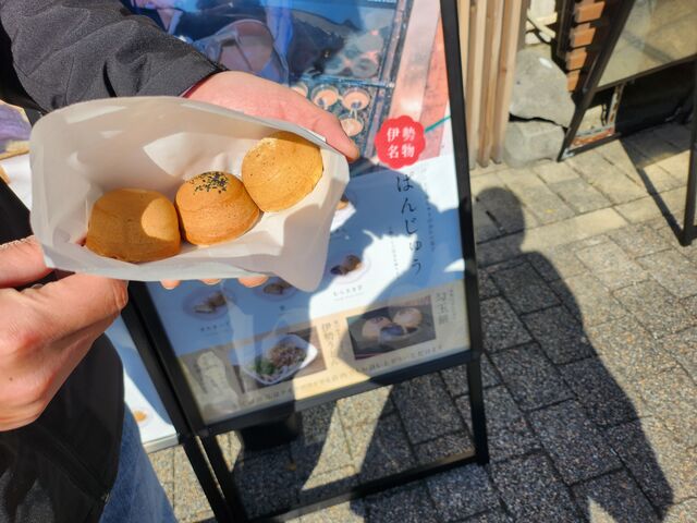 店員さんから、上にのっているものでこれが何の味ですと説明がありました。_三ツ橋ぱんじゅう