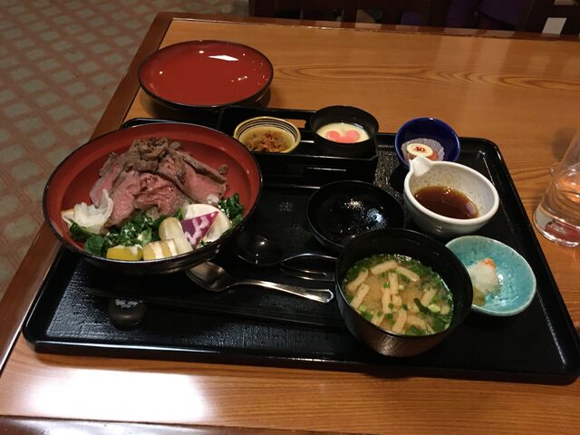 ローストビーフ丼めちゃくちゃ美味しい。
スーベニアやドリンクも注文したので、値段は高めでした。_れすとらん北斎