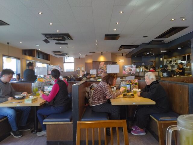 店内はいつもお客さんでいっぱいです。_丸源ラーメン 西新井店