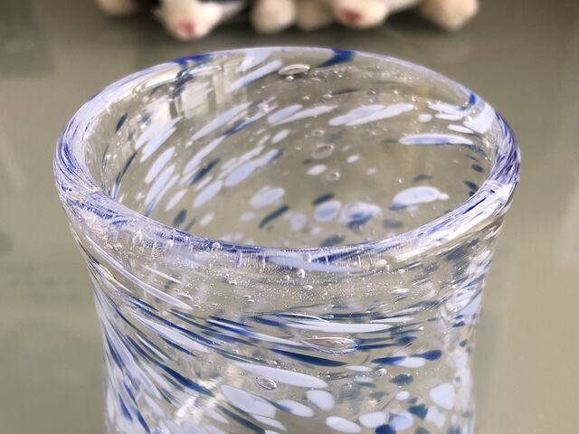 透明な青と不透明な白の色と、ガラスに泡を入れました_アトリエガラス工房ZO
