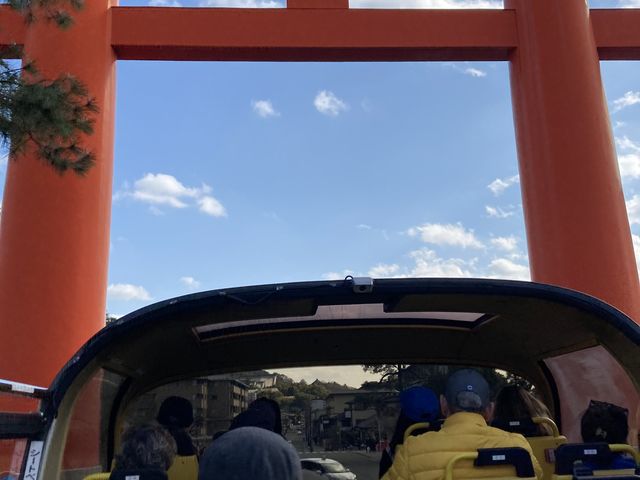 バスでくぐると大迫力_スカイホップバス京都