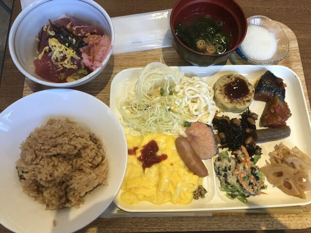 左下穴子飯、左上はマグロ(とろろあり)_ベッセルイン広島駅前