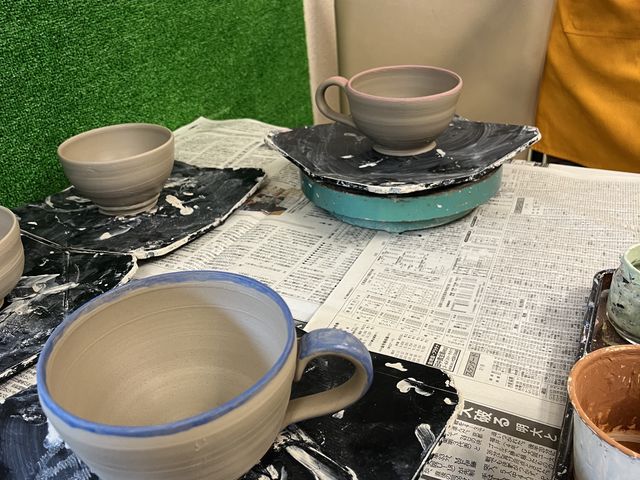 茶碗には絵付せずベース色のみ選択して、スープカップは絵付で色塗りしました。_ギャラリー道半