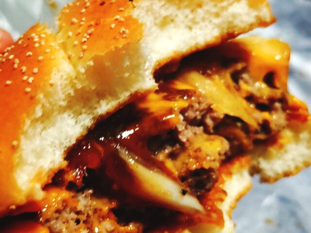 ハンバーガーに食らいつく_マクドナルド鹿浜4丁目店