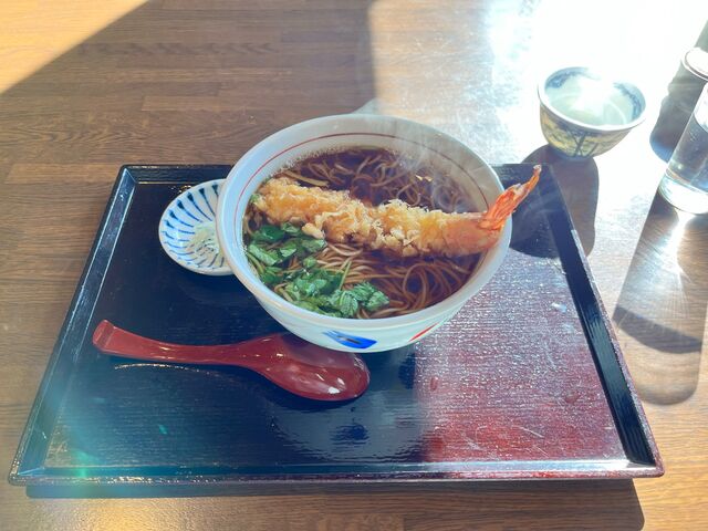 海老天蕎麦。大きな海老天が一つ『ドーンっ』と乗っており、食べごたえ十分でコスパも最高の1品です。_深生そば