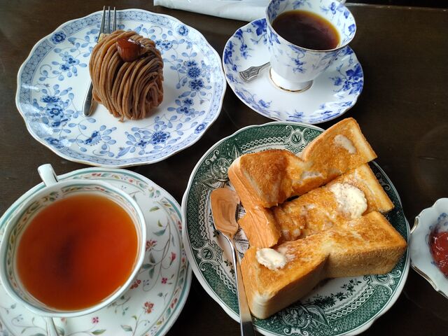 紅茶とコーヒー、トーストとモンブランのケーキでした。_ボロン亭