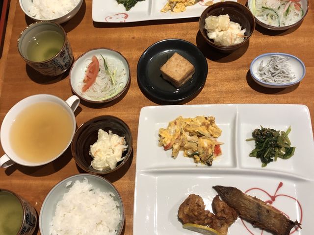 木曜日。中華風たまごと唐揚げにカレイの素揚げ。ポテトサラダに酢の物や厚揚げなど。_レストラン かもしま