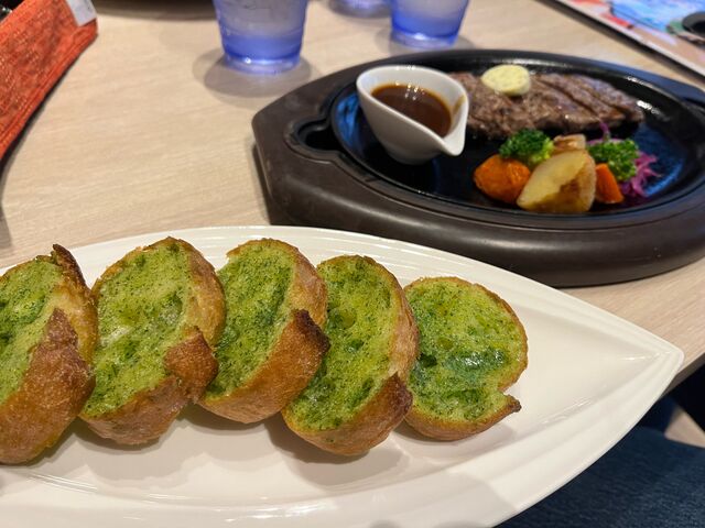 ステーキとガーリックトースト_GALA&DISH べんがら村