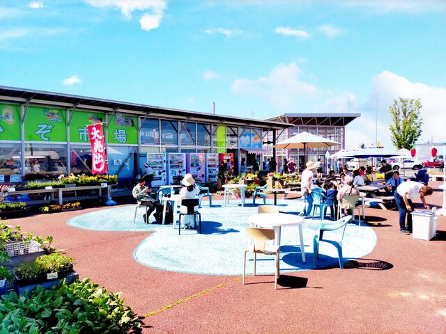 屋外テラスはアイスや軽食を食べたりまったりと休憩もいいですね。_道の駅 かぞわたらせ