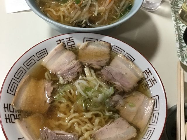私はチャーシュー麺の醤油味妻はもやしラーメンであんかけ_くるくる軒