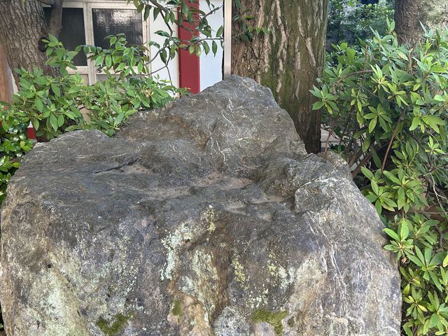 滋賀から運んだという 浅井長政由来の巨石_大吉寺