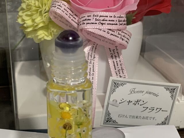 天然石をロール部分に使用した瓶に好みの色合いのドライフラワーを入れて好きな香りを選びました。_フラワーサロンShinefutur
