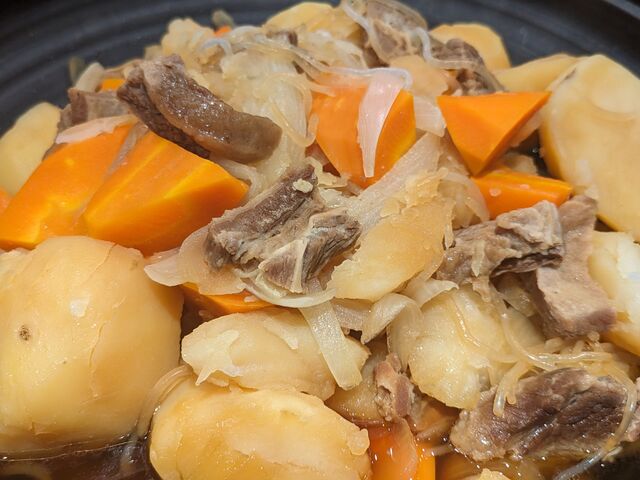 カウンターに並ぶおばんざいから和牛肉じゃがを頂きました
日本酒も色々あって温かいお店でした_小料理 やま美
