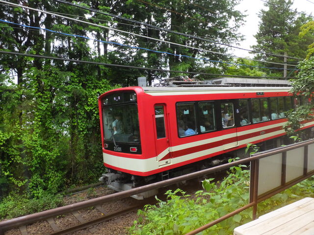 窓から電車が間近で見えます_箱根上の湯