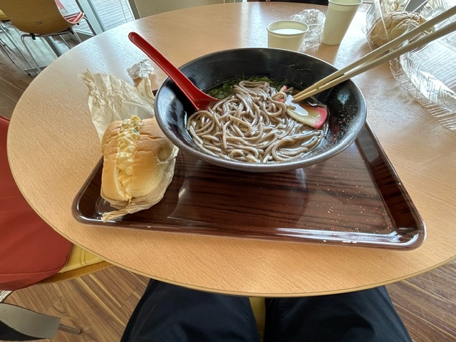 暖かいお蕎麦と卵サンド_道の駅 うみんぴあ大飯