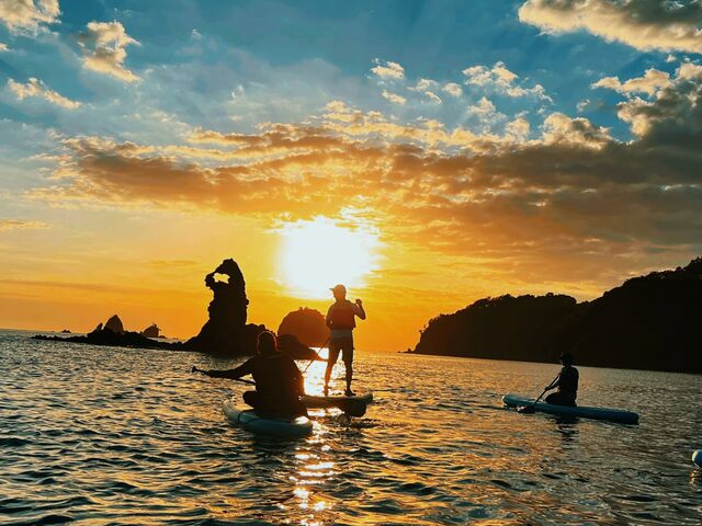 海上でSUPを行いがら贅沢な夕陽が見られました。_西伊豆カヤック