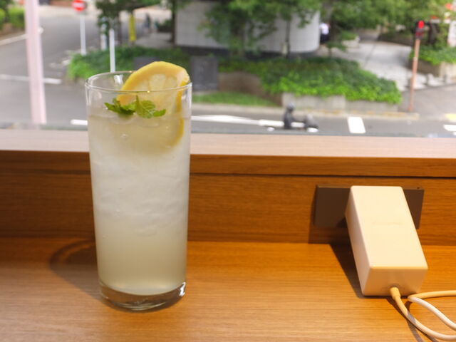 カウンター席にコンセントあり_BECK’S COFFEE SHOP 四ツ谷店