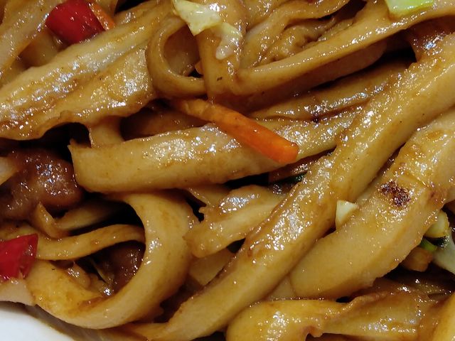 牛肉炒刀削麺/牛肉の炒めトウショウメン_本格四川料理 麻辣大学 上野本店