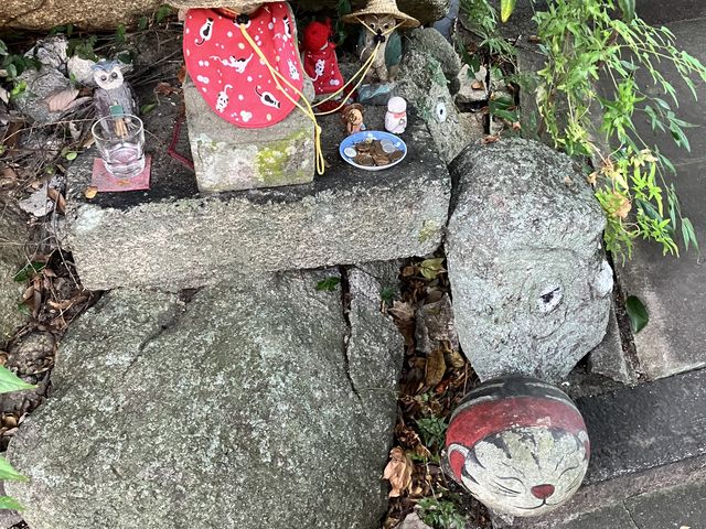 こんな置物たちがあちこちに_猫の細道