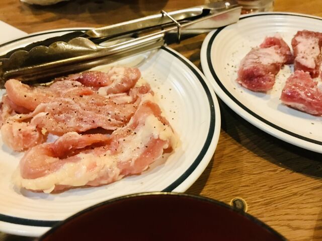 ひと皿ずつ注文の品が届き、各自トングで焼いていきます_焼肉 大番