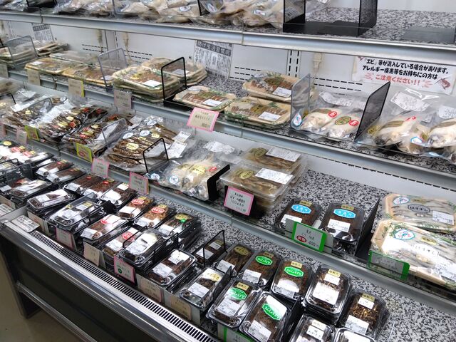 地元野菜はもちろん湖魚の佃煮や鮒寿司ありました。_びわこだいなか愛菜館