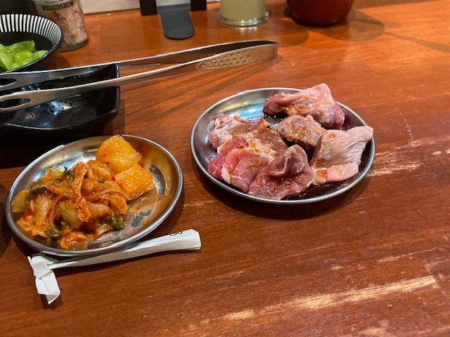 お肉、3種が二皿_焼肉 ホルモン 名嘉真