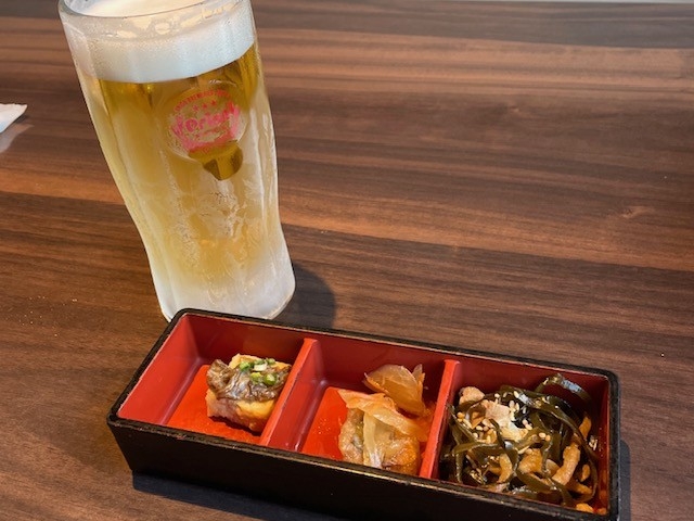 お通しと冷え冷えのオリオン生_ぱいかじ 沖縄本店