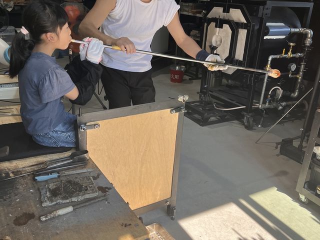 ガラスに息を吹きこむ作業が思っていたより大変だったようです。。_兒島硝子