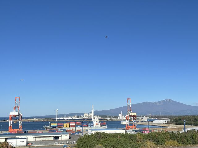 酒田港越しの鳥海山_酒田北港緑地展望台