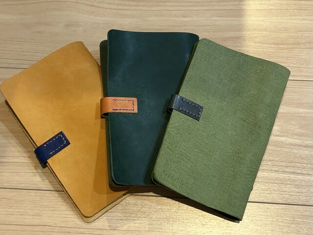 手縫いした部分です。
カバー本体、溜めるとこ、糸の色を選べます。_Leather Room Bluno 湘南辻堂