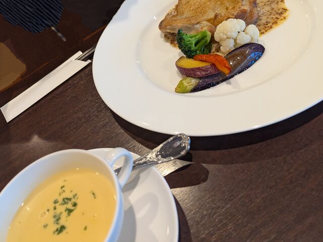 日替わりランチ洋食
若鶏のソテー ハニーマスタードソース_アルピコプラザホテル ナゴミザ
