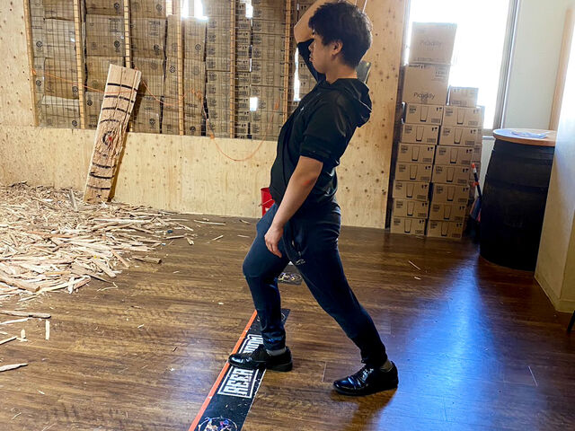 友人の投げてるところです!_斧投げバー"THE AXE THROWING BAR大阪心斎橋店"