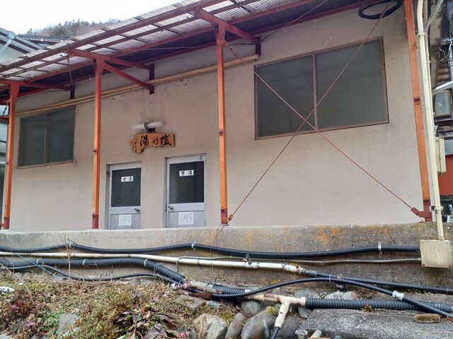 四万川サイドの大駐車場に車を停め、塩之湯の隣の小路を、 商店街に向け 歩く_塩之湯飲泉所