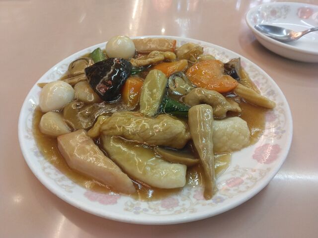 八宝菜。なぜかカマボコが入っています。笑えます。_黄鶴楼