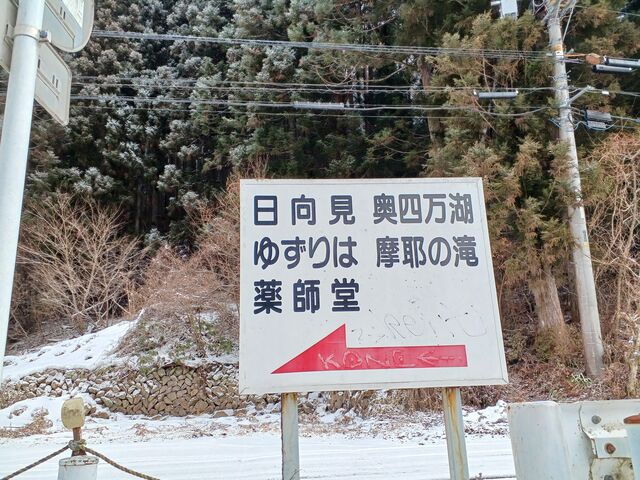 坂道を登り終えると その後は平らな道路を歩きます_ゆずりは杜の足湯