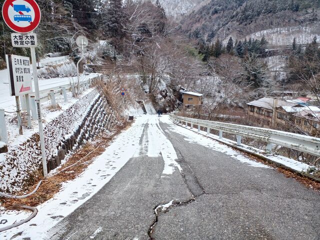 ゆずりはの足湯を出て 、来た道を 戻り→ 次は 四万グランドホテルさん前にある 川原の湯に 直行です_ゆずりは杜の足湯
