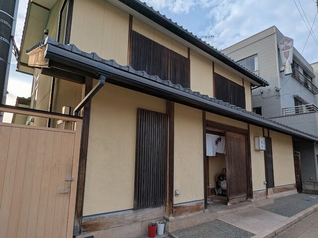 静かな街道筋の店舗_松の寿し